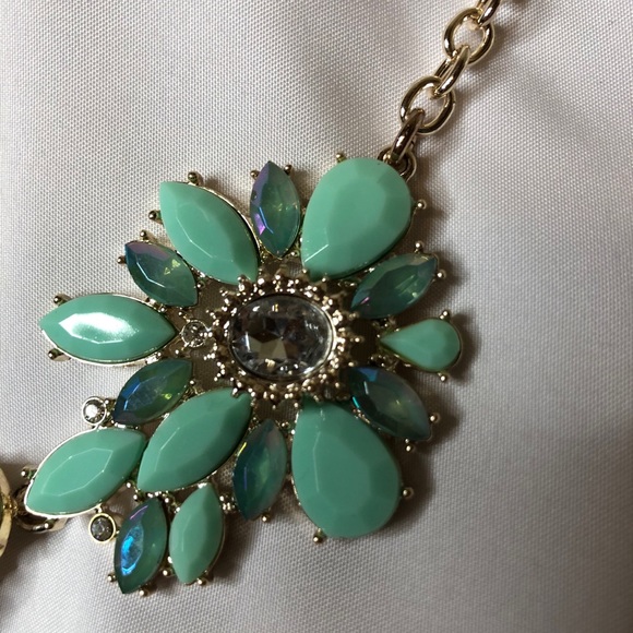 Francesca’s Collection Statement Necklace - Picture 3 of 5